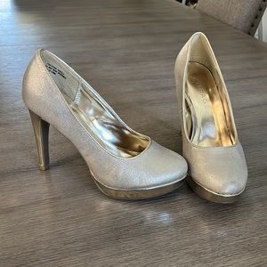 Rampage gold pumps